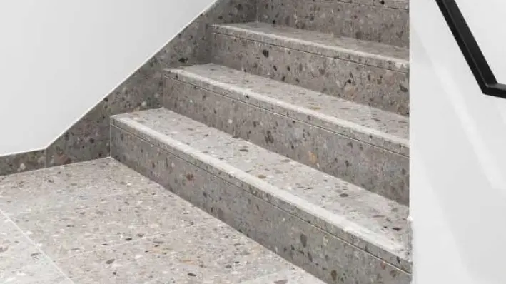 Antislipstrook gezandstraald in trede