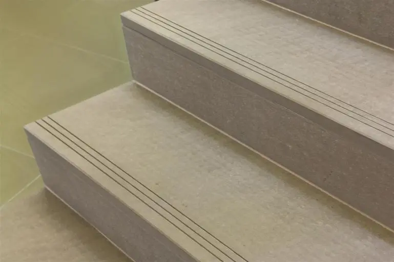 Antislipgroeven geslepen in trede