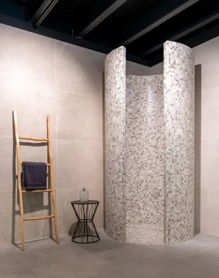 betegelde ronde inloopdouche mozaiek