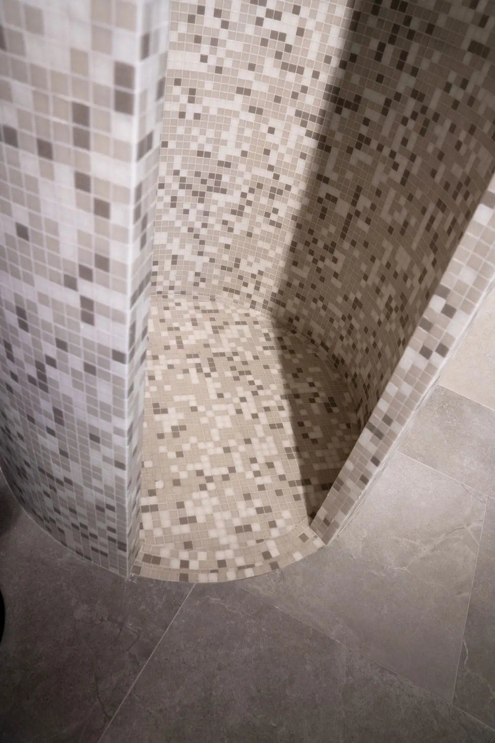 betegelde ronde inloopdouche mozaiek