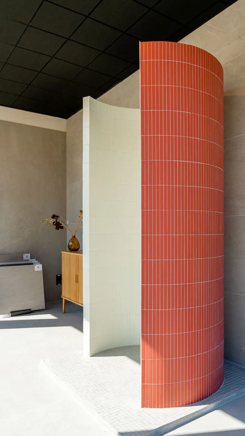 betegelde ronde inloopdouche rood