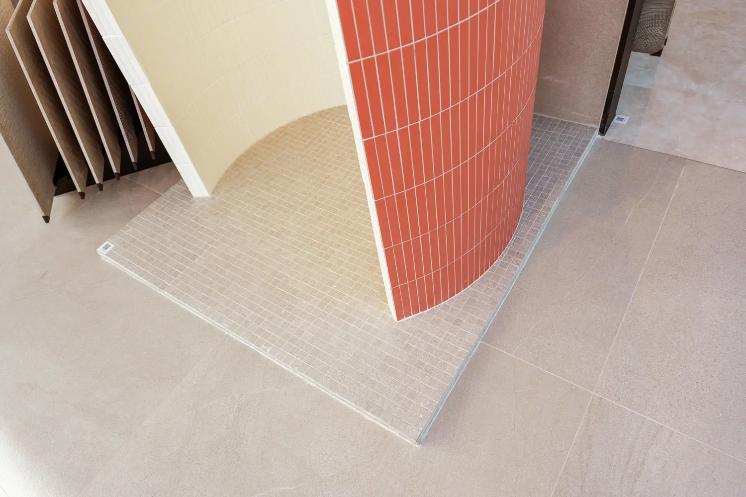 betegelde ronde inloopdouche rood