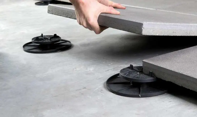 Tegels plaatsen op tegeldragers