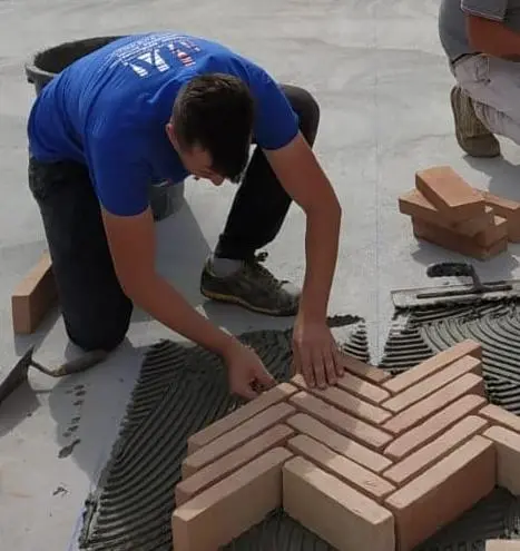 terracotte tegels plaatsen