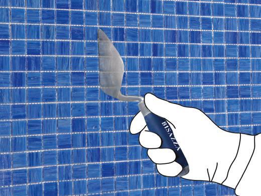 Mozaïek op papier plaatsen van Bisazza