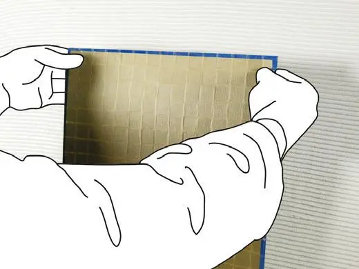 Mozaïek op papier plaatsen van Bisazza