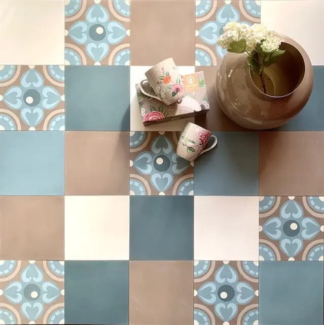 cementtegels plaatsen van de tegel