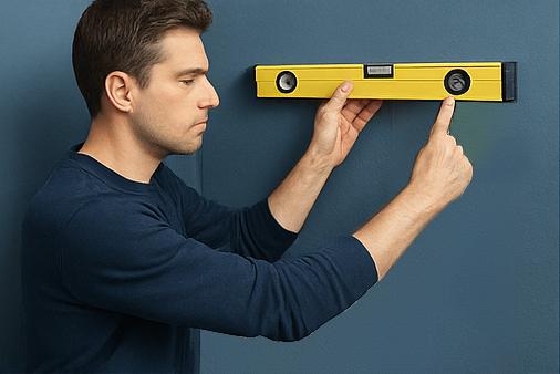 Teken de te betegelen oppervlakte af op de muur