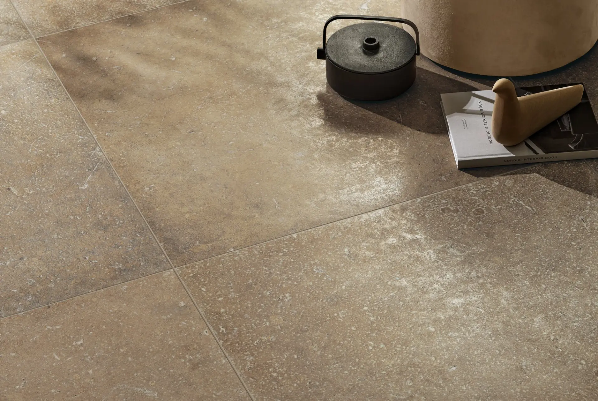 Cementsluier verwijderen bij keramische tegels binnen