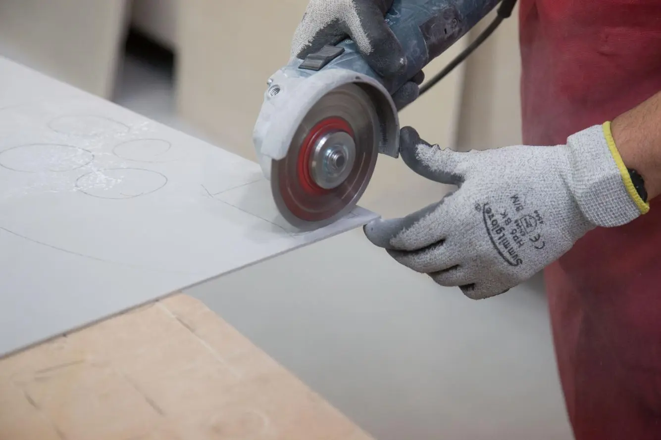 tegels snijden met slijpschijf