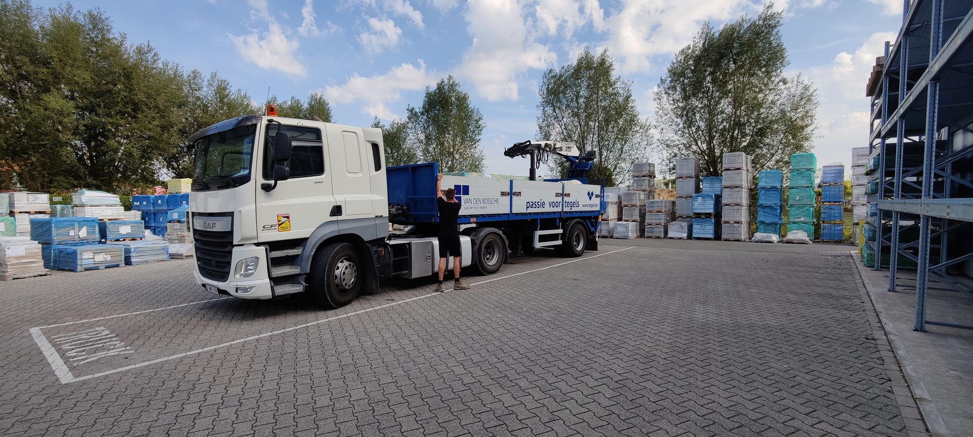 Vanden Bossche tegels vrachtwagen met kraan,