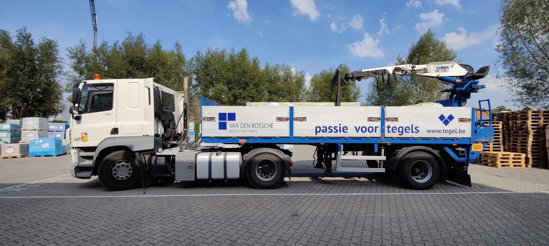 Verzenden vrachtwagen met kraan